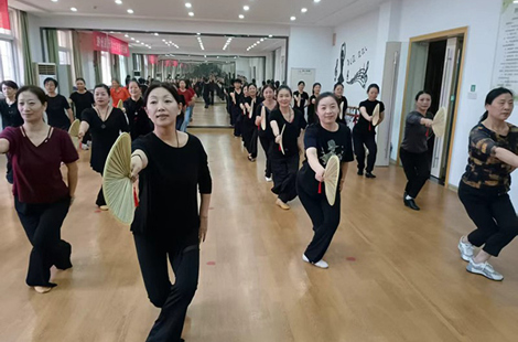 城东镇社区教育中心：舞动民族风情  踏响幸福节拍